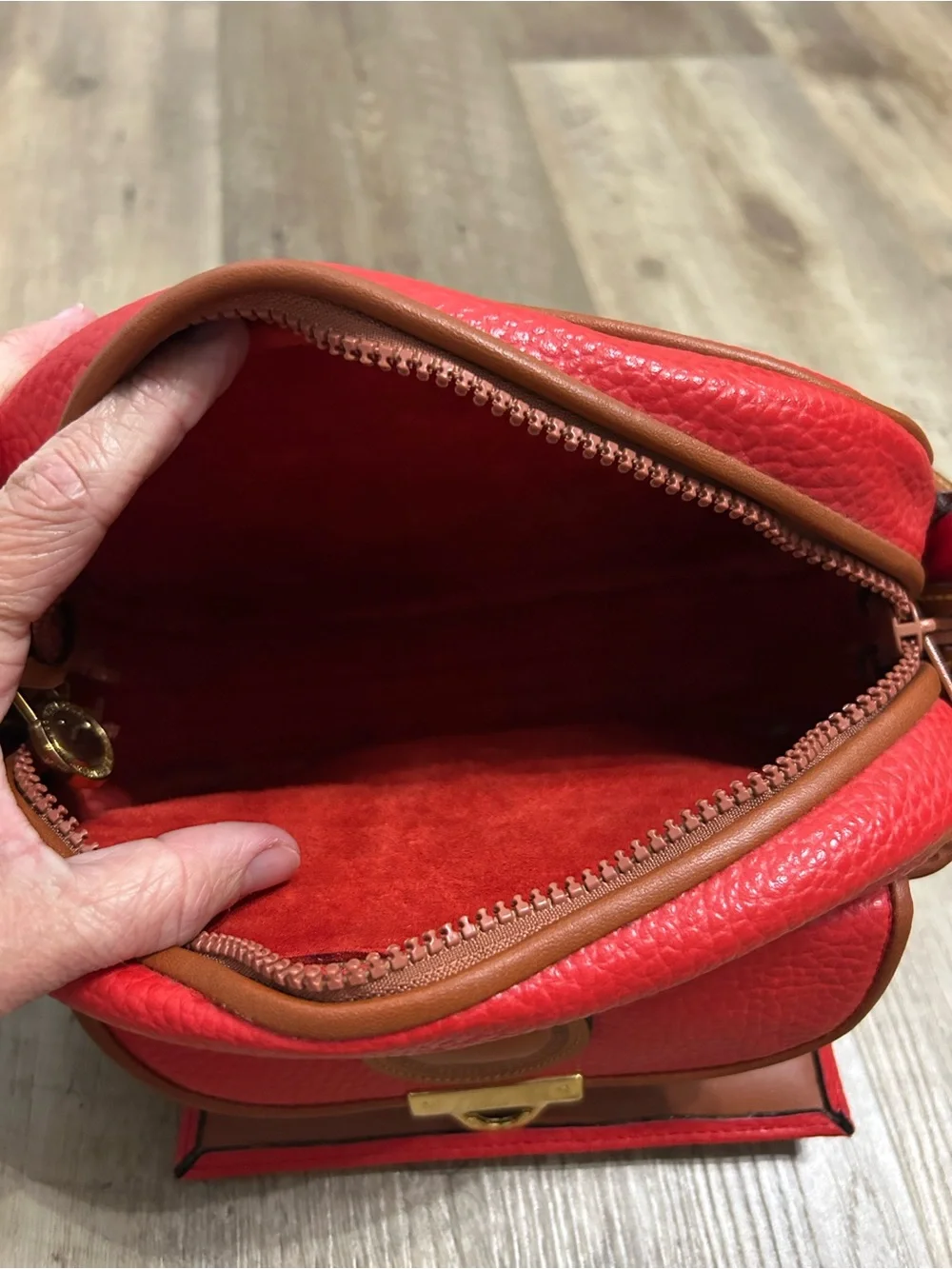 Vintage Dooney & Bourke Pebble Leather Red Kilty Bag - Picture 4 of 8